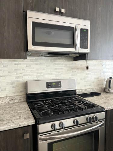 Konyha, Cozy Modern 2 Bedroom Smart Townhome in Innisfil with Free Parking, Full Kitchen and Laundry - Steps in Innisfil (ON)