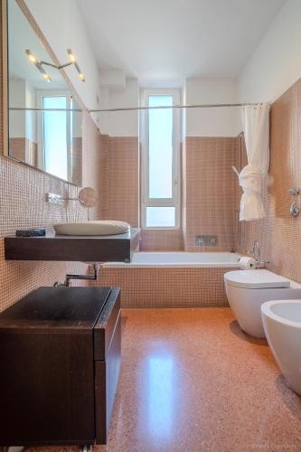 ห้องน้ำ, Metro Elegance Home Spazi Ampi e Charme Urbano in เซสโต ซาน โจวานนี่