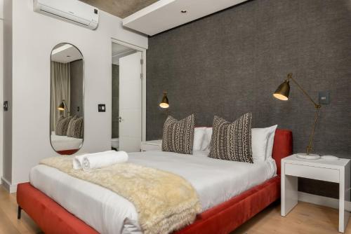 Luxury De Waterkant Stay with Private Hot Tub - image 5