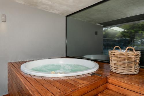 Luxury De Waterkant Stay with Private Hot Tub - image 3
