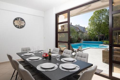 Villa Andrija in Fažana for 9 people with sea view kids playground & heated pool - only 400 m from the beach - image 3
