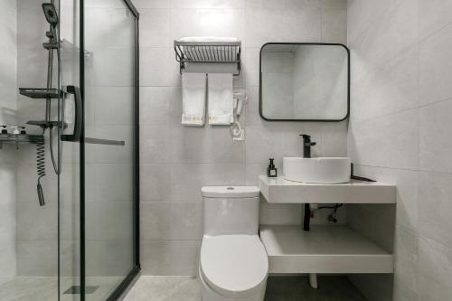 云巷酒店Shanghai Yunxiang Hotel provides 24-hour and 7-day airport pick-up and drop-off service round-the-clock butler service available at your request anytime elegant peaceful courtyard, we uphold the service tenet that guests are our top priorit, Shanghai (Foto 8)