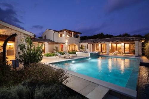Casa Ginetto near Pula with 45 m2 and extra kids pool, wellness area and game & grill lounge – khách sạn tại Sisan