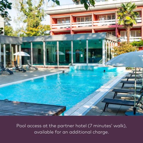 สระว่ายน้ำ, Hotel Schiff am Rhein in ไรน์เฟ็ลเด็น