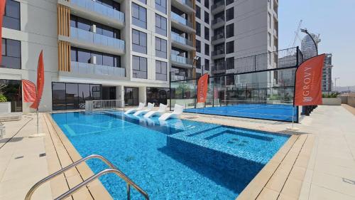 Modern Aura Living Chic 1BR Hideaway in JVC, Dubai (photo 3)