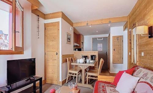 Shared lounge/TV area, 1404 T2 Aconit Les Menuires in Les Bruyeres