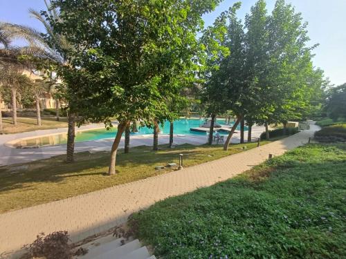 Modern 2BR Apartment with Private Garden Patio, Stone Residence New Cairo