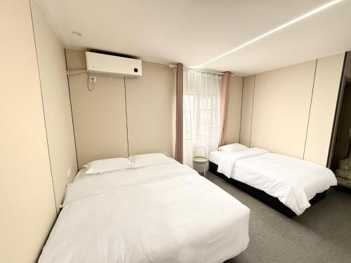 云巷酒店Shanghai Yunxiang Hotel provides 24-hour and 7-day airport pick-up and drop-off service round-the-clock butler service available at your request anytime elegant peaceful courtyard, we uphold the service tenet that guests are our top priorit, Shanghai (Foto 5)