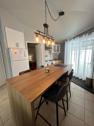 Le Numéro 1 (Le Numero 1) in Val-Brillant (QC)