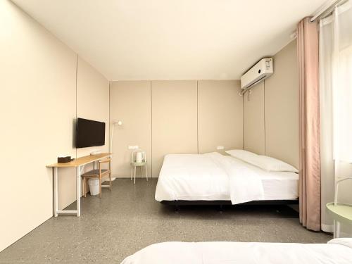 云巷酒店Shanghai Yunxiang Hotel provides 24-hour and 7-day airport pick-up and drop-off service round-the-clock butler service available at your request anytime elegant peaceful courtyard, we uphold the service tenet that guests are our top priorit, Shanghai (Foto 6)