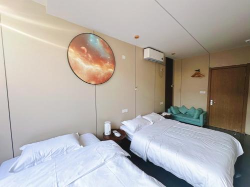 云巷酒店Shanghai Yunxiang Hotel provides 24-hour and 7-day airport pick-up and drop-off service round-the-clock butler service available at your request anytime elegant peaceful courtyard, we uphold the service tenet that guests are our top priorit, Shanghai (Foto 7)