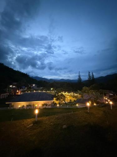 ラチャブリー บ้านเนินเขา รีสอร์ท&แคมป์ปิ้ง ホテル 外観