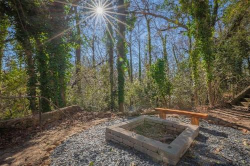 The Garden House 2 miles to Sanford Stadium in Athens, USA