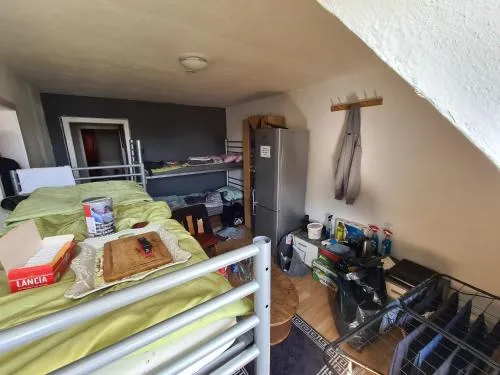 ein Platz im Etagenbett im Durchgang in Schalke Nähe Arena in Gelsenkirchen, Deutschland