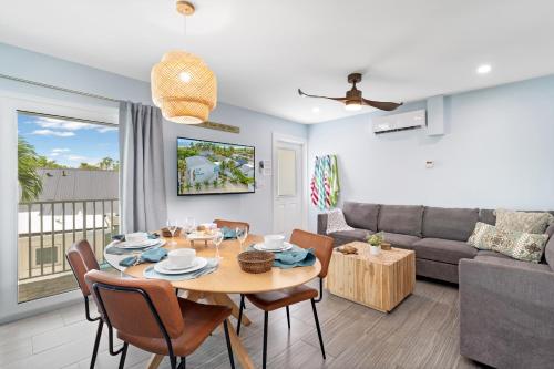 Sea Breeze - Pet Friendly, Located in Siesta Key Village, Steps to Siesta Key Beach!