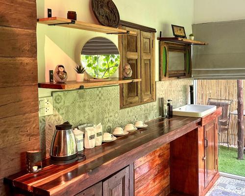 Létesítmények, The Antique Riverside Resort in Ban Pong