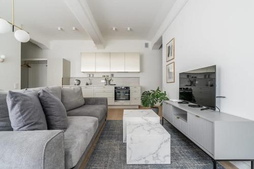 Domillion 3bdr 2 baths Bright and Spacious apt P99