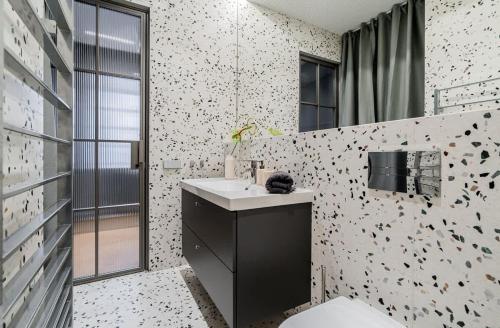 Domillion 1bdr brand-new Uzupis apt w free parking - image 4