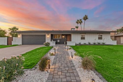 Casa Paradiso with Private Pool Firepit & Putting Green in North Phoenix