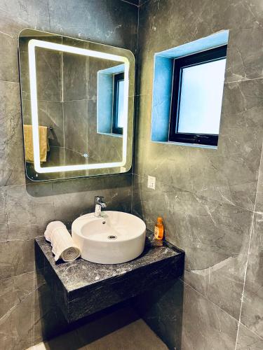 House of Marvel Fully Renovated Penthouse - image 2