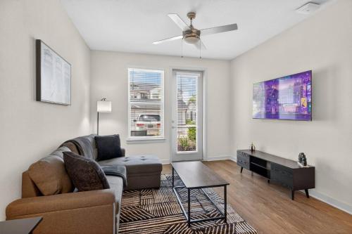 Stylish 1BR Apt| King Bed| Pool | Close to Beach – khách sạn tại Arlington