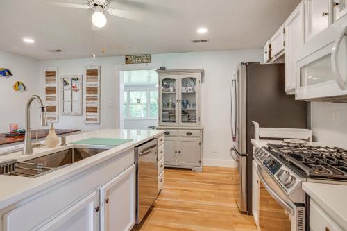 4 Mi to Radio Island Beach Family Cottage in Beaufort (NC)
