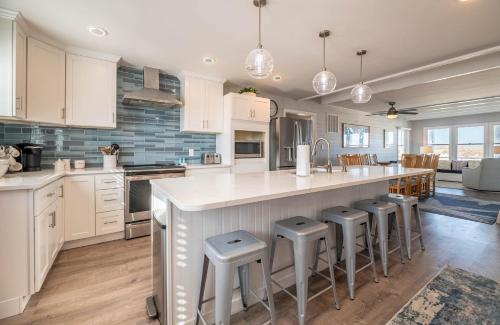 Experience Ocean Views at Pinstripe Paradise, 5 BR, Pool, Pets OK! in Kitty Hawk (NC)