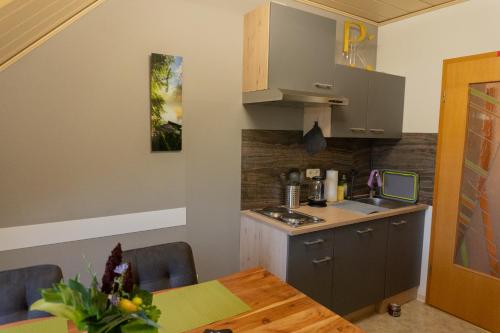 virtuve, Privatzimmer mit Gemeinschaftsbad - Zur Fliegerbank in der Rhön (Privatzimmer mit Gemeinschaftsbad - Zur Fliegerbank in der Rhon) in Burkardroth
