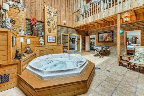 Spacious Alto House on 8 Private Acres with Hot Tub! - main image