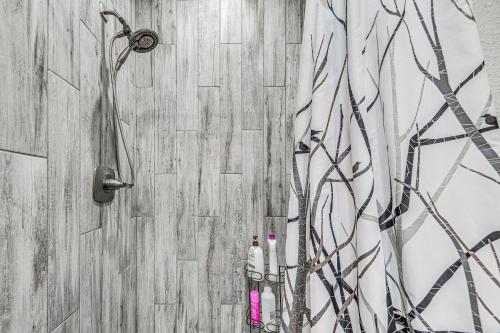 Spacious Alto House on 8 Private Acres with Hot Tub! - image 11