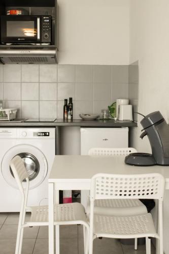 Kitchen, T2 - Cosy, Piscine, vue sur le golf near Parking du complexe sportif municipal