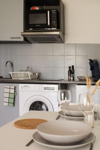 Kitchen, T2 - Cosy, Piscine, vue sur le golf near Parking du complexe sportif municipal
