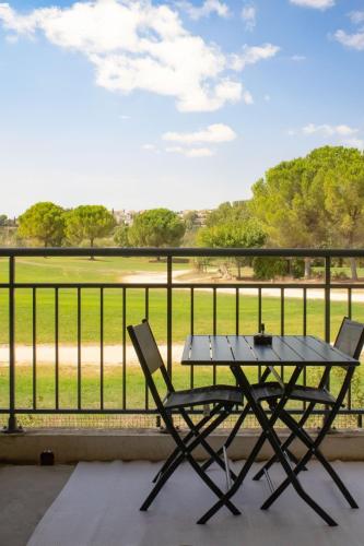 View, T2 - Cosy, Piscine, vue sur le golf near Parking du complexe sportif municipal