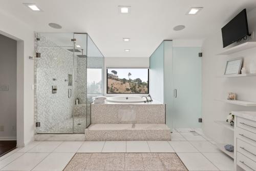 Hollywood Hills Golden Retreat thumb 4