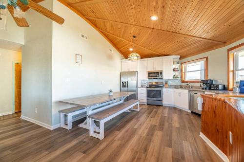 K0135 Roundabout Resort - Oceanside, Pet Friendly, Pool, Hot Tub in คิตตี้ฮอว์ค (NC)