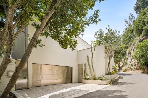 Hollywood Hills Golden Retreat detail