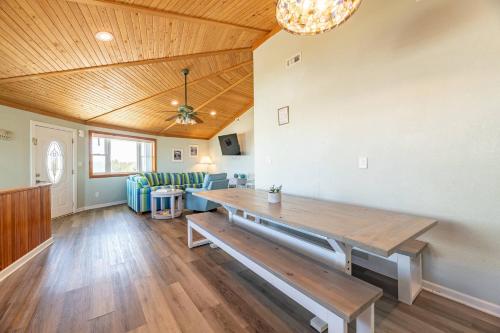 K0135 Roundabout Resort - Oceanside, Pet Friendly, Pool, Hot Tub in คิตตี้ฮอว์ค (NC)