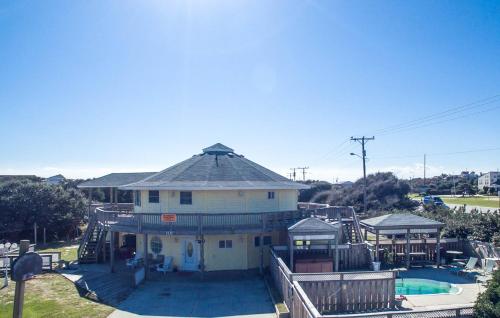 K0135 Roundabout Resort - Oceanside, Pet Friendly, Pool, Hot Tub in คิตตี้ฮอว์ค (NC)