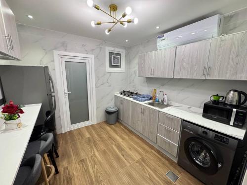 Kitchen, Luxury Private Room near airport in Al Mafraq