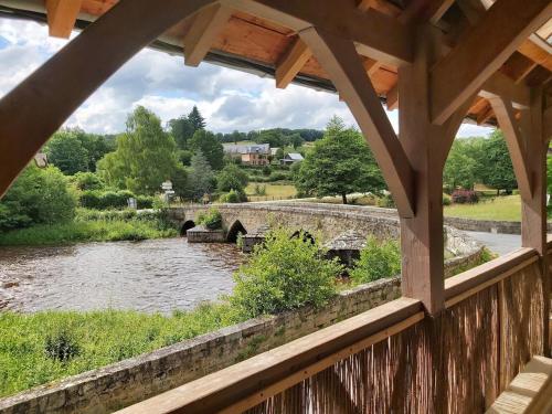Maison au bord de la Creuse, vue sur le pont Roby in Felletin