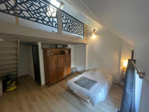 Maison au bord de la Creuse, vue sur le pont Roby in Felletin