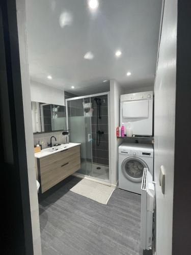 Maison au bord de la Creuse, vue sur le pont Roby in Felletin