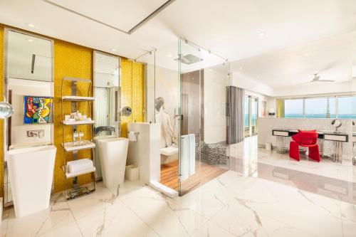 room detail thumbnail 2