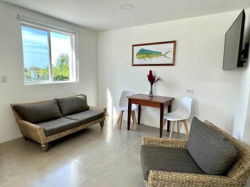 Casa Blanca Manuel Antonio B1, Central, Pool, Gated in Quepos
