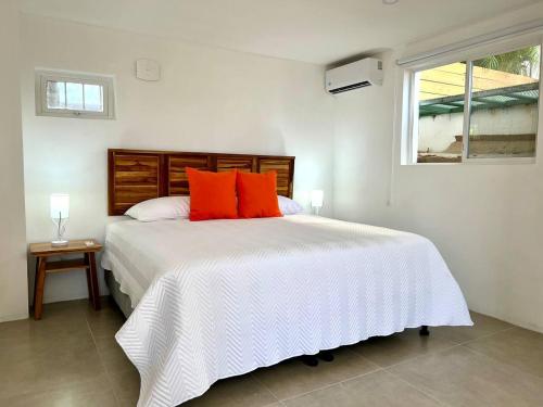 Casa Blanca Manuel Antonio B1, Central, Pool, Gated in Quepos