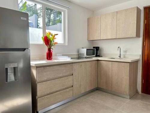 Casa Blanca Manuel Antonio B1, Central, Pool, Gated in Quepos
