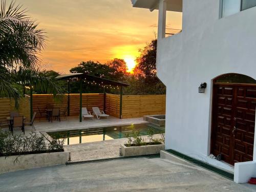 Casa Blanca Manuel Antonio B1, Central, Pool, Gated in Quepos