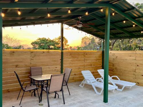 Casa Blanca Manuel Antonio B1, Central, Pool, Gated in Quepos