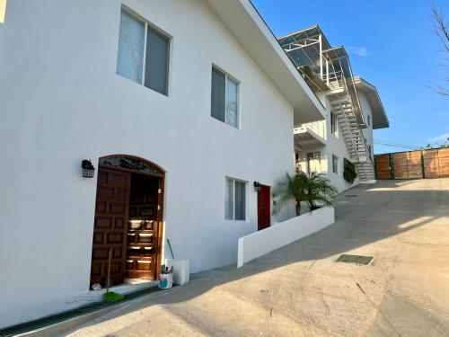 Casa Blanca Manuel Antonio B1, Central, Pool, Gated in Quepos