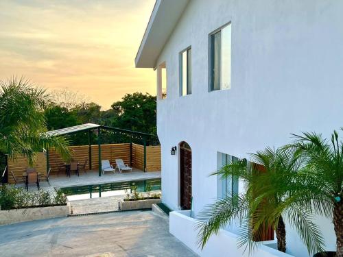 Casa Blanca Manuel Antonio B1, Central, Pool, Gated in Quepos